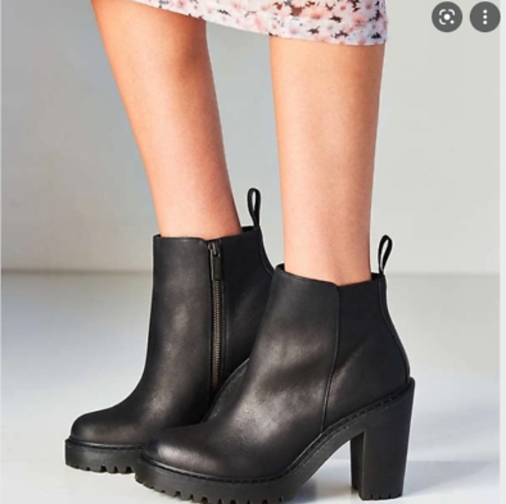 RARE!!!! Dr. Marten Magdalena ankle boot